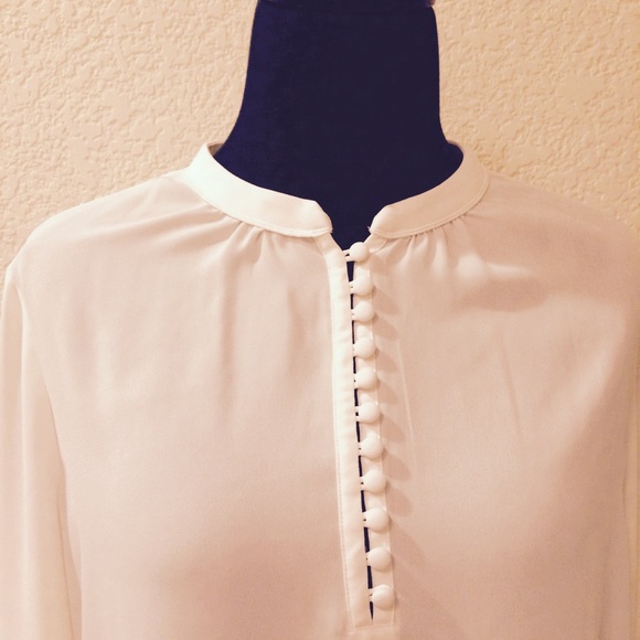 Banana Republic Tops - Banana Republic flowy blouse 🌻